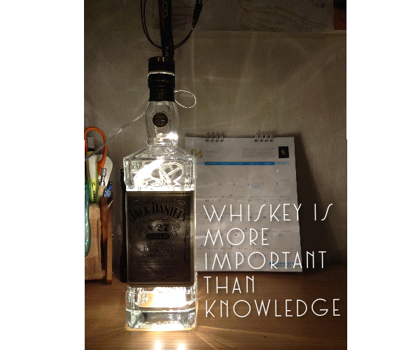 กลิตเตอร์ (Glitter) Whiskey is more important than knowledge